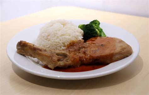 Arroz Blanco Del Filete De Chuleta De Cerdo Y Bróculi Verde En El Plato