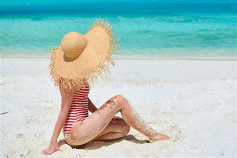 Mujer En Traje De Ba O De Una Sola Pieza En La Playa Foto De Archivo