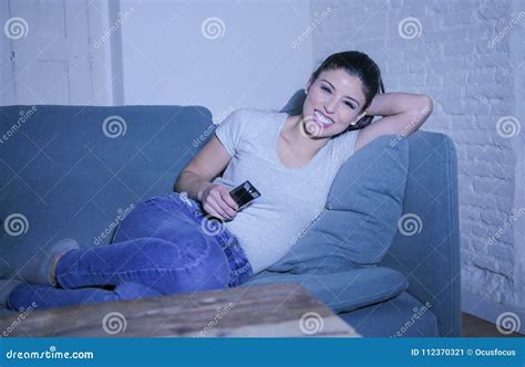 Giovane Bella E Donna Latina Felice Sul Suo S Che Tiene La Ripresa Esterna Della Tv Che Gode A