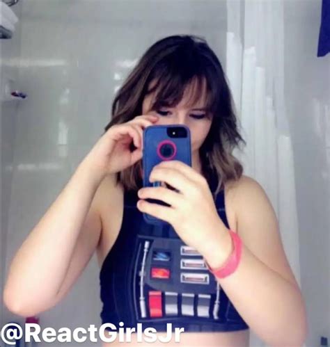 I Really Wish Chelsea Would Post More Bikini Or Even ANY Swimsuit Photos Scrolller