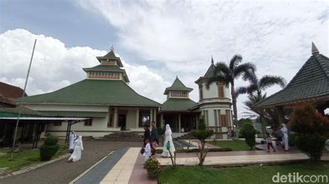 8 Wisata Religi Di Tasikmalaya Masjid Hingga Makam Para Ulama