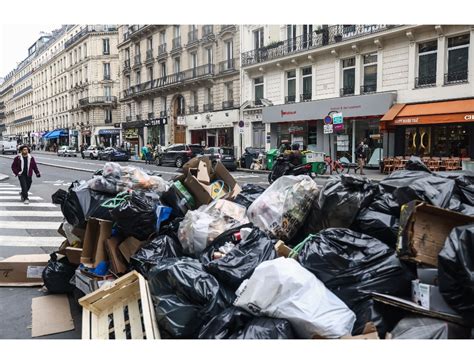 A Parigi Salgono A 10 000 Le Tonnellate Di Rifiuti In Strada EspansioneTv