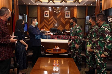 FOTO MNC Peduli Serahkan Bantuan APD Ke TNI AD