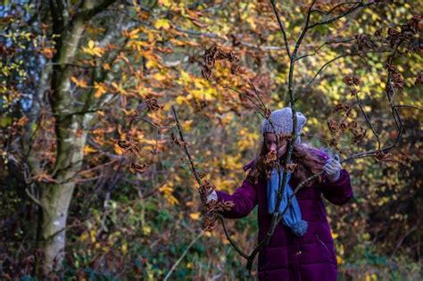 Ni A Con Una Ramita Desnuda En El Bosque Foto Premium