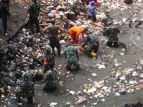 Prajurit Tni Terjun Bersihkan Sampah Di Sungai Cibanten Jpnn