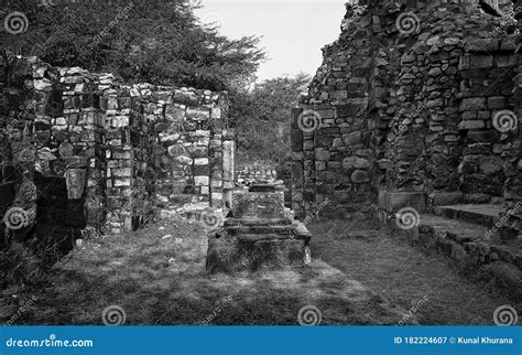 The Tomb of Ghiyasuddin Balban in Mehrauli Stock Image - Image of ...