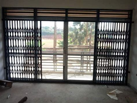 Black Mild Steel Manual Collapsible Gates For Home At 350 Sq Ft In