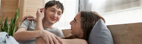 Jeune Homme Gay Aux Cheveux Longs Souriant Image stock Image du appartement détente 277444715