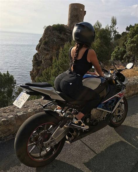 Pin On Filles En Moto