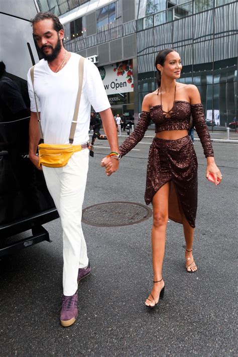 Photo Lais Ribeiro Et Son Fianc Joaquim Noah Arrive La Soir E