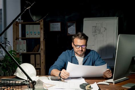 Premium Photo Mature Architect In Eyeglasses And Casualwear Looking