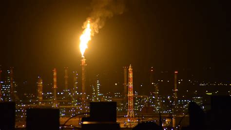 Хайфу осветил огромный факел с нефтеперерабатывающего завода
