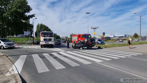 Fotoreportaż Wypadek na rondzie Gorczyńskim Dachował samochód