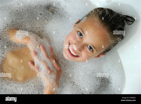 Junges Mädchen in einer Badewanne Stockfoto Bild 48819174 Alamy