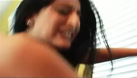 Schmutzige blonde schlampe öffnet sich so weit sie kann um eine riesige spermaladung zu nehmen