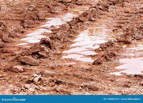 Ruede El Rastro En El Camino El Charco Y El Fango Después De Lluvia Rastros En El Suelo Del