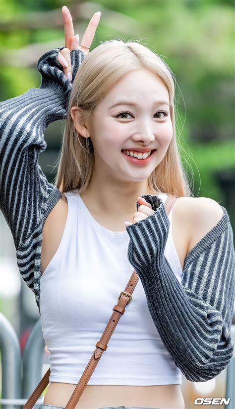 8 Female K Pop Idols That Own Blonde Hair Kpopmap Garotas Nayeon Kpop Feminino