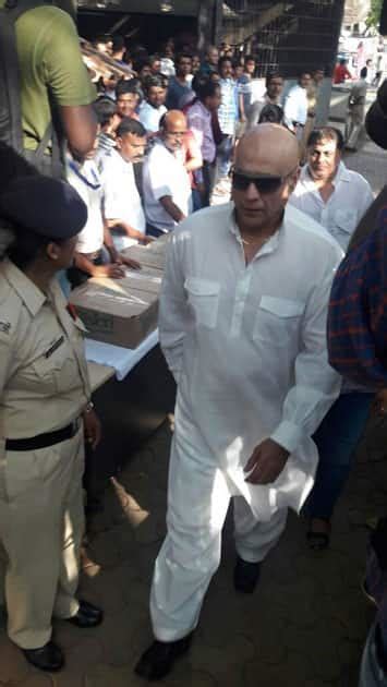 Bollywood celebs attend Vinod Khanna's funeral | News | Zee News