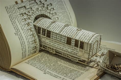 Бумажные скульптуры из книг от Thomas Wightman