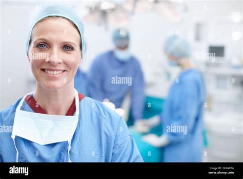 Le rire et le bonheur sont la meilleure médecine Portrait d une femme mature médecin souriant