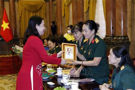 Vice President Shows Gratitude For Female Truong Son Soldiers