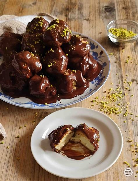 Profiteroles Con Panna Al Pistacchio E Ganache Morbida Al Cioccolato