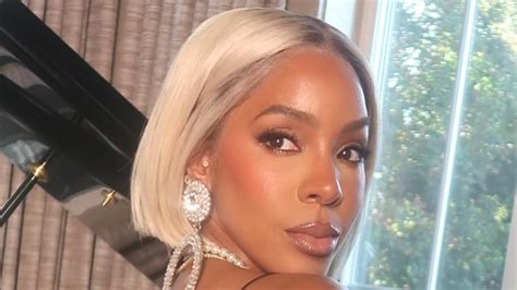 Kelly Rowland Debuts New Hair And Shows Off Her Platinum Blonde Bob Wig As She Poses Against A