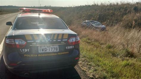 Geral Autom Vel Capota Ao Sair Da Pista Na Br Em Santiago