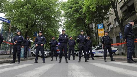 Belgrado Al Menos 9 Muertos En Un Tiroteo Dentro De Un Colegio En Serbia