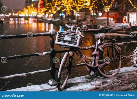 Bicicletas Parqueadas A Lo Largo De Un Puente Sobre Los Canales De