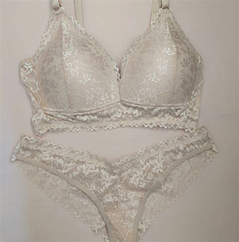 Lingerie conjunto de sutiã e calcinha renda bege bojo sem aro Viva Diva Lingeries