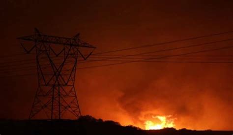 ALLARME INCENDI IN CALIFORNIA 82 MILA SFOLLATI E 34 MILA EDIFICI IN