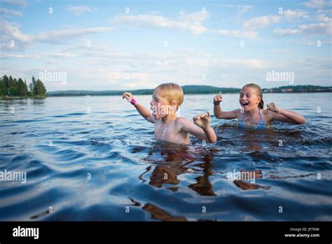 Mädchen wasser see jahre bikini Fotos und Bildmaterial in hoher Auflösung Alamy