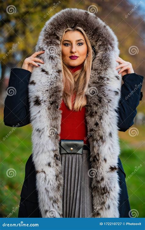 Luxury Fur Beauty And Fashion Woman Wear Coat With Huge Furry Hood