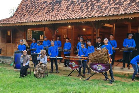 Jugadores De Angklung En La Acci N En Un Acontecimiento Imagen