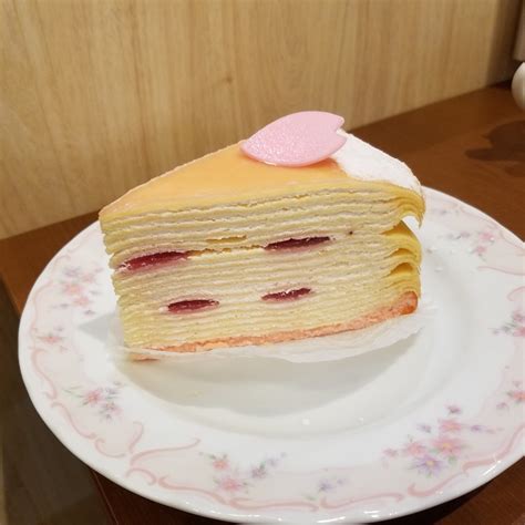 不二家の小田原桜のミルクレープ🍰 濃厚な桜味のクリームは最高に