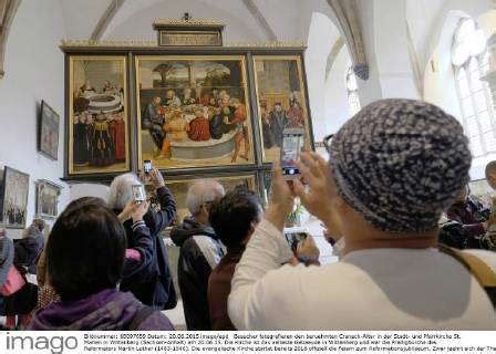 Besucher Fotografieren Den Beruehmten Cranach Altar In Der Stadt Und