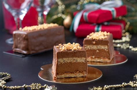 Postres de mousse en rodajas con chocolate con leche de praliné de