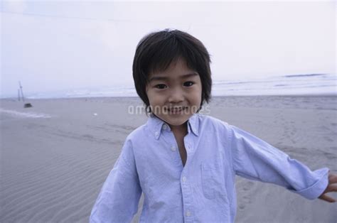 海で笑う日本人の男の子の写真素材 [fyi03357790] ストックフォトの Qlean Market