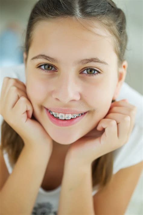 Retrato De Cerca De Una Adolescente Sonriente Que Muestra Llaves