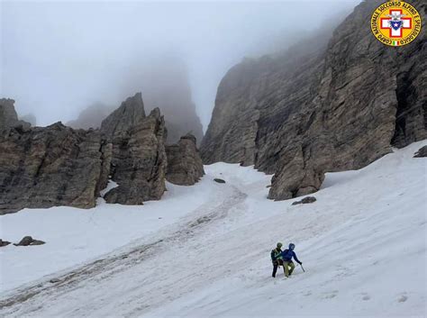 Escursionisti Francesi Bloccati Nella Neve Con Le Scarpe Da Ginnastica