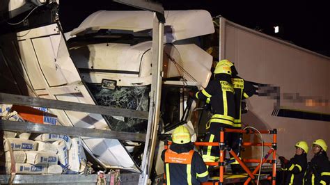 Lkw Fahrer Stirbt Bei Auffahrunfall Am Frankfurter Flughafen