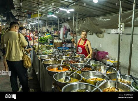 Buffet Mit Street Food Auf Dem Nachtmarkt In Luang Prabang Laos Asien