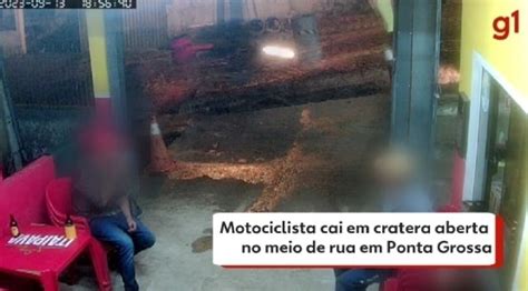 VÍDEO Motociclista cai em cratera no meio de rua em Ponta Grossa