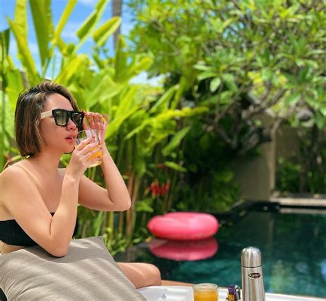 Pakai Bikini Punggung BCL Bikin Tercengang Netizen Gak Suka Terlalu Terbuka FAJAR