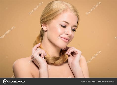 Bela Menina Nua Sorridente Segurando Cabelo Loiro Torno Pescoço Olhando