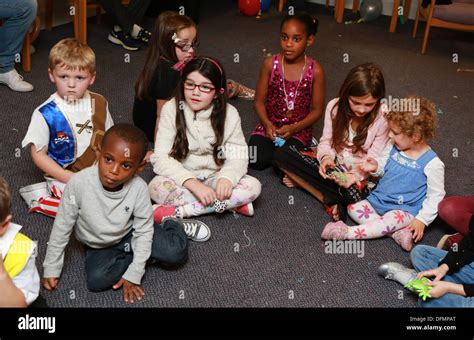 Clown kids birthday party hi-res stock photography and images - Alamy