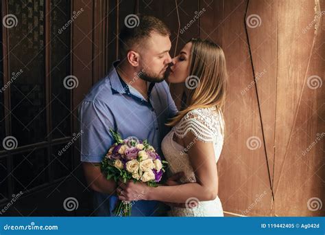 Portrait Des Couples Dun Homme Et Dune Femme Romantiques Embrassant