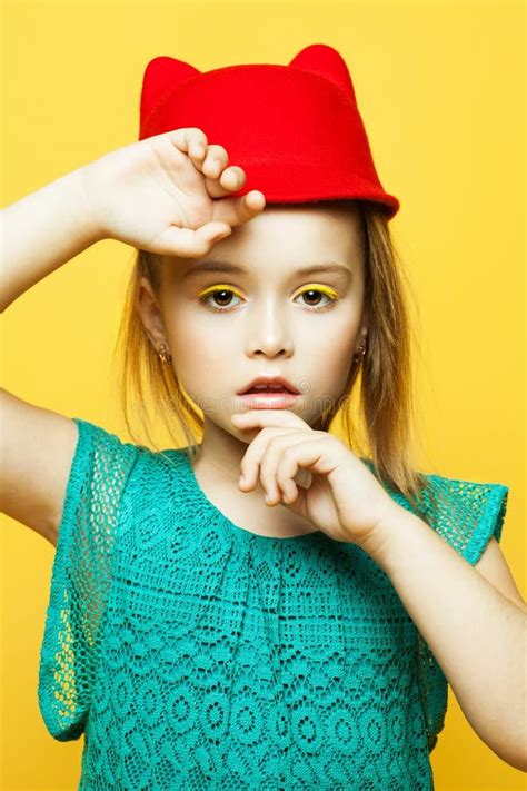 Weinig Maniermeisje Met Het Blonde Haar Stellen Over Gele Achtergrond Stock Foto Image Of