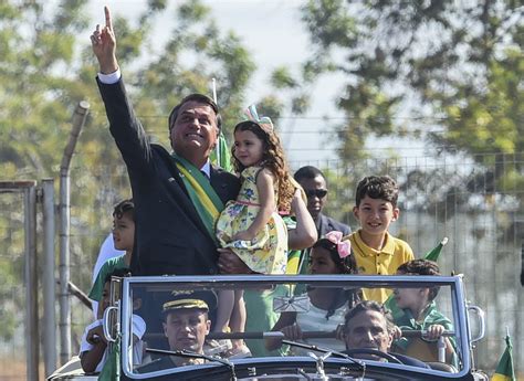 Bolsonaro Acompanha Hasteamento Da Bandeira No Pal Cio Da Alvorada